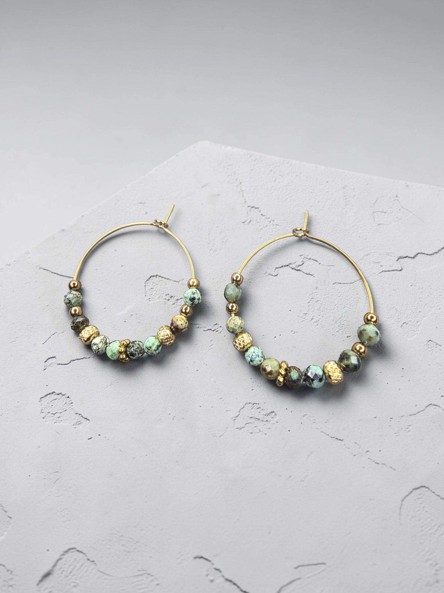 Boucle d'oreille LIVINA – Créole Dorée & Turquoise Africaine